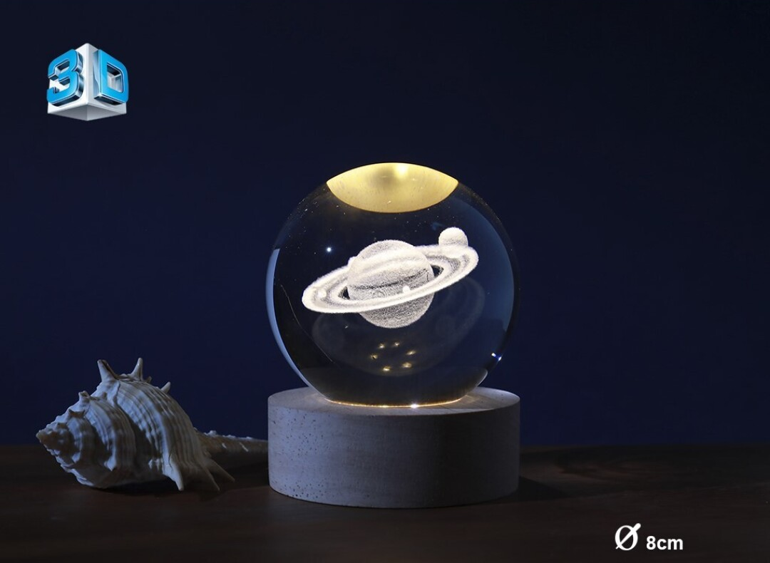 BOLA DE CRISTAL 3D SATURNO MED CON LUZ D:8CM IT714. COD:42636