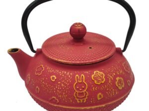 TETERA CON DIBUJO DE CONEJO EN JARDÍN DE HIERRO COLADO DE 0,7 L. ROJA. COD: 34194