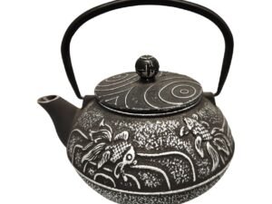 TETERA DE HIERRO COLADO DE MOD. PECES. 0,85 L. COD: 24314